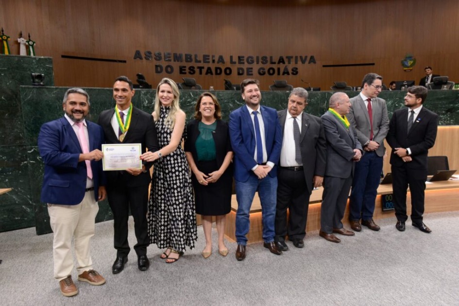 Prefeito Delegado Ricardo Galvão recebe Mérito Legislativo Pedro Ludovico Teixeira