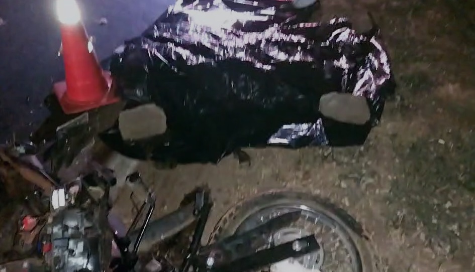 Motocicleta colide brutalmente de frente com carreta e homem e mulher morrem na BR-163; vídeo