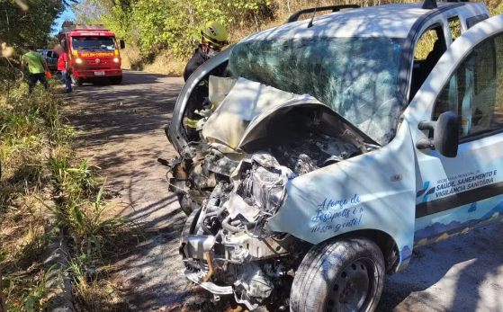 Paciente morre e outros seis ficam feridos após carro de Secretaria de Saúde bater contra árvore em GO