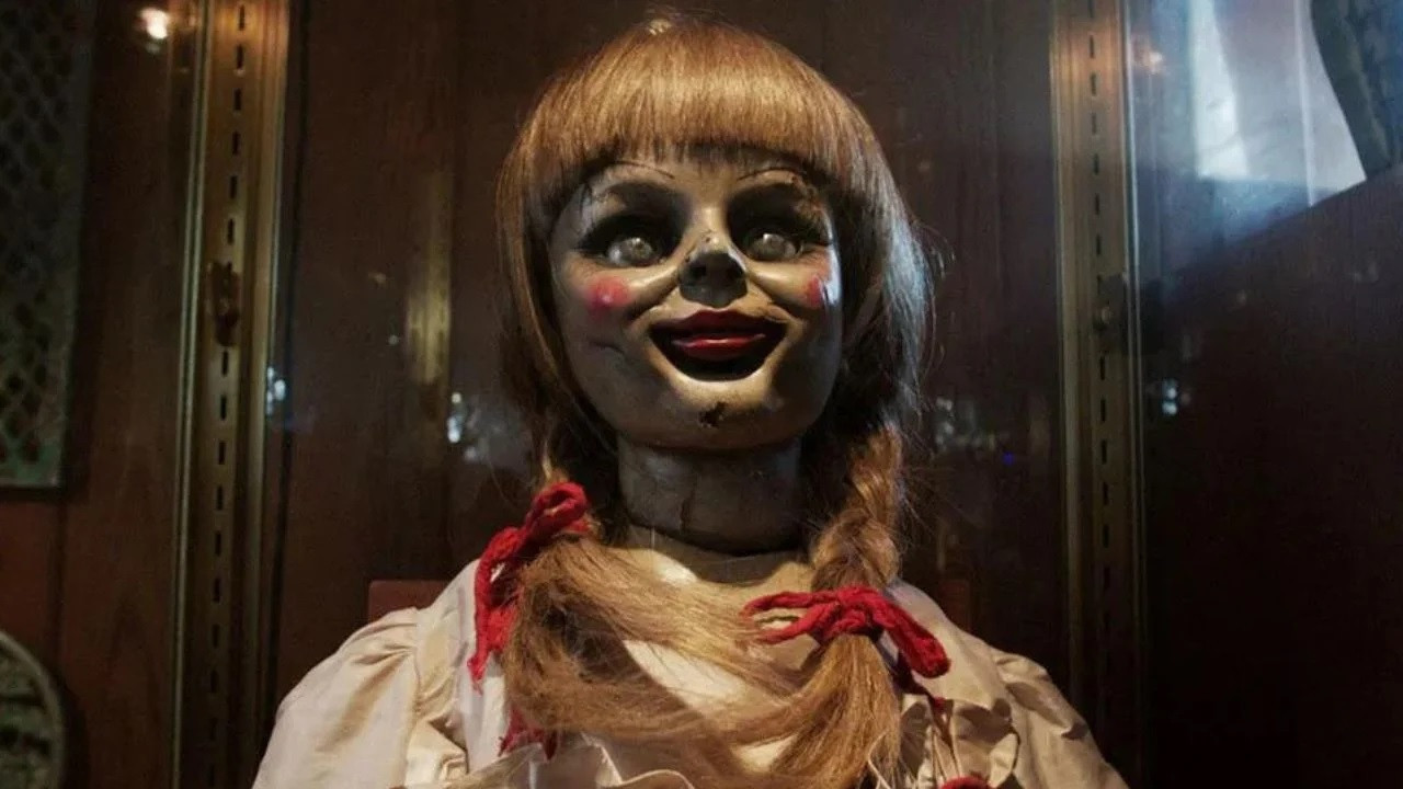 Exposição com boneca original do filme Annabelle pega fogo no RJ