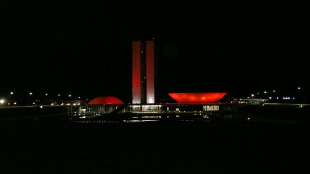 Iluminação vermelha no Congresso celebra o Dia Mundial do Doador de Medula Óssea