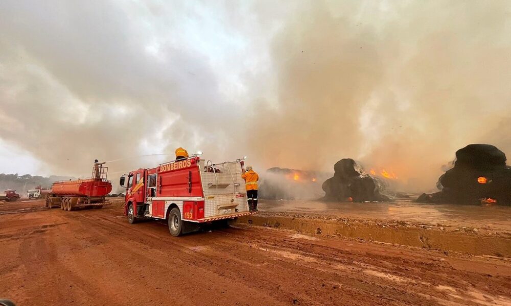 Bombeiros extinguem incêndio de grandes proporções em indústria algodoeira em Sinop