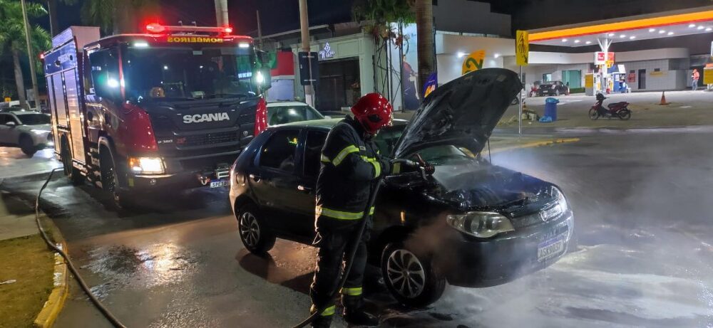 Corpo de Bombeiros combate incêndio em carro em avenida em Primavera do Leste