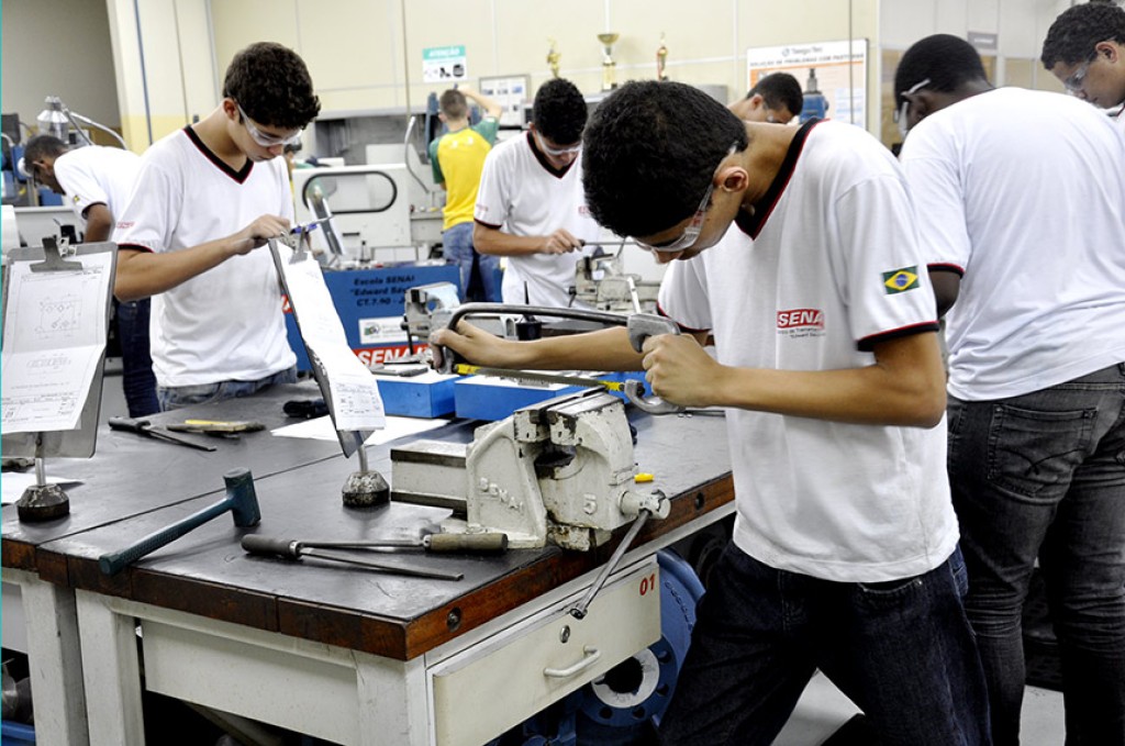 Proposta amplia transporte e merenda para aluno de escola federal