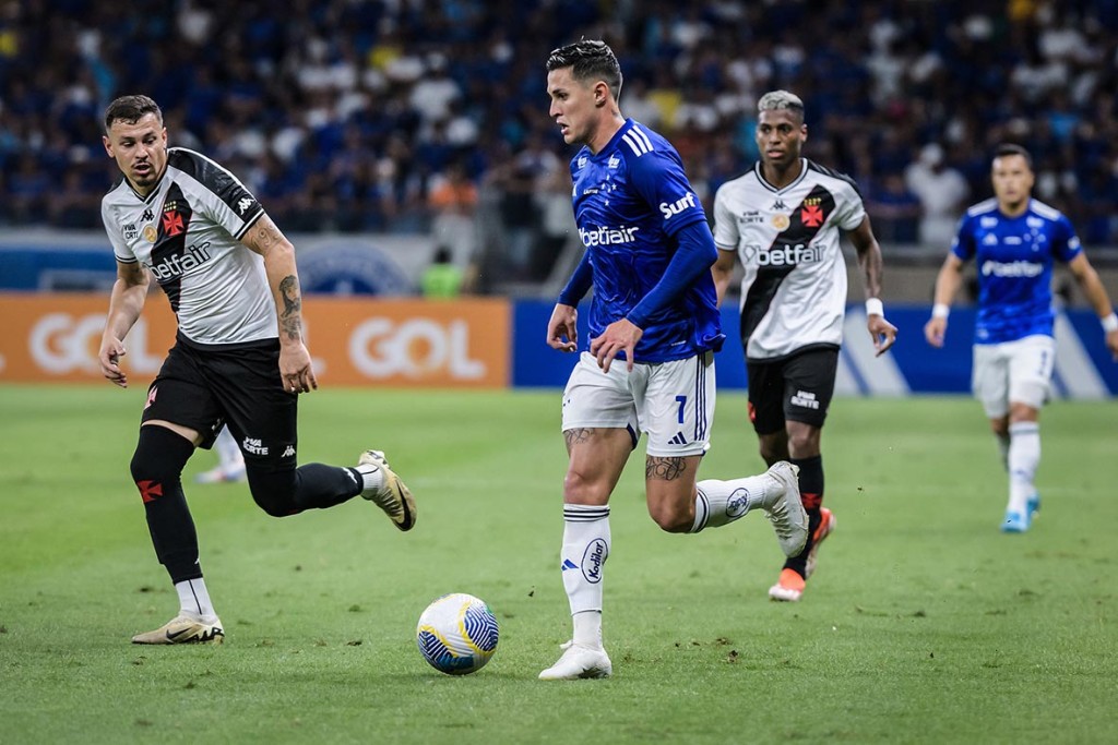 Cruzeiro e Vasco empatam em jogo intenso no Mineirão