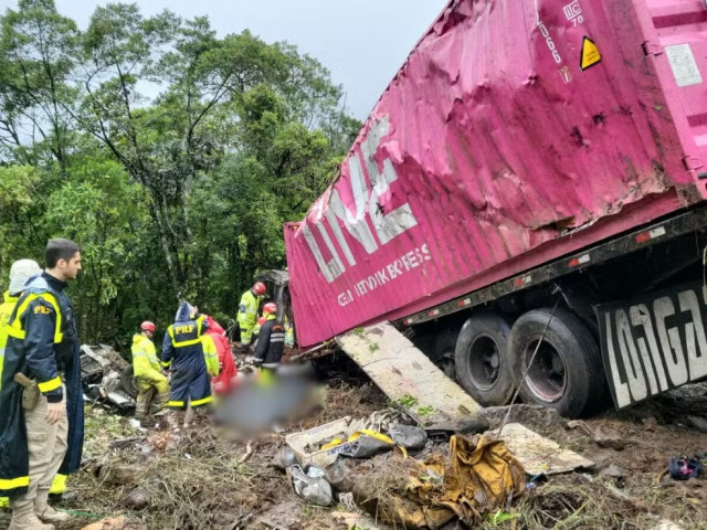 Carreta container tomba sobre van e mata nove pessoas de equipe de remo na BR-376 | RDNEWS