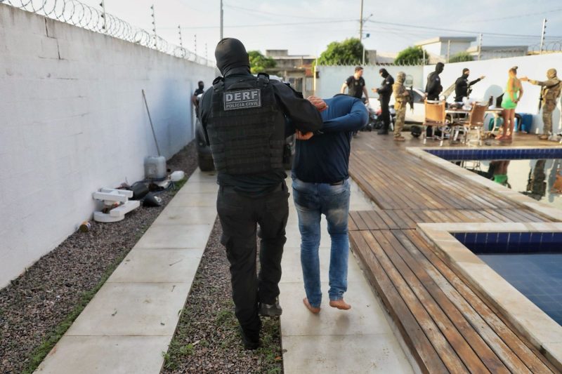 Assista o momento que Derf invade `festinha´ de facção durante operação em MT; 143 mandados cumpridos