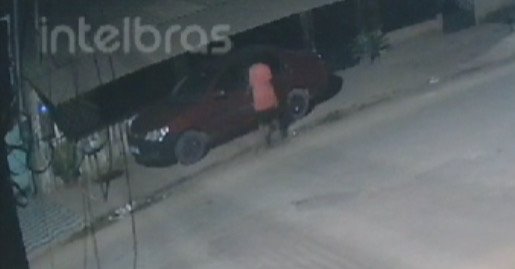 Furto em Itaituba: Homem é flagrado por câmeras entrando em veículo estacionado