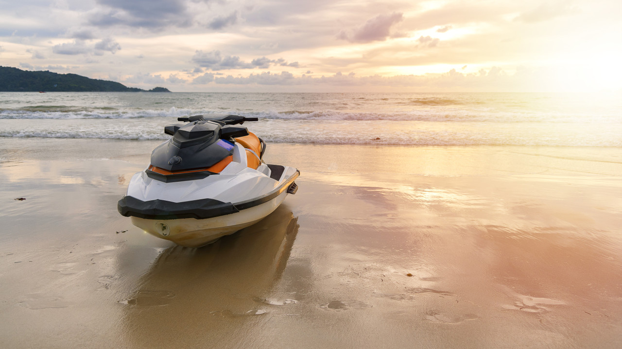 Homem morre após ser atingido por moto aquática em praia no PR