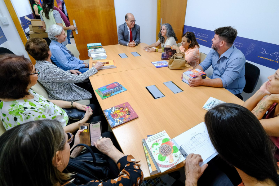 Lei do deputado reforça luta de escritores, editores e professores para popularização da leitura de livros dos autores de MT