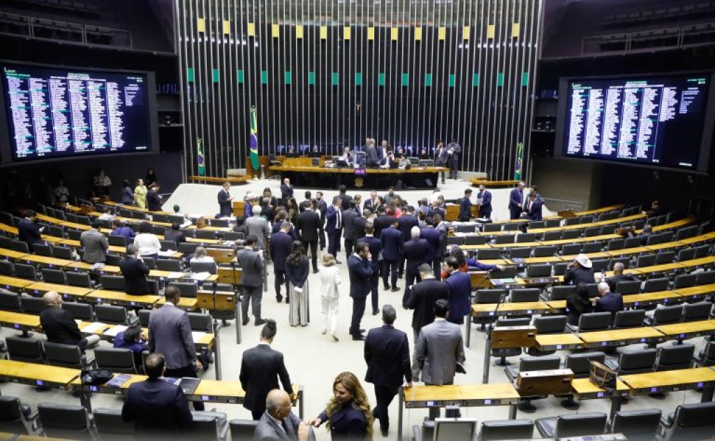 Deputados aprovam regime de urgência para oito projetos