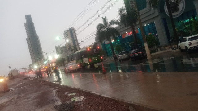 Consórcio limpa Avenida do CPA após via virar “mar de lama” durante chuva | RDNEWS