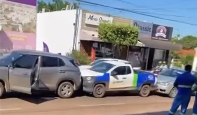 Picape do Sanear se envolve em engavetamento em Rondonópolis; vídeo