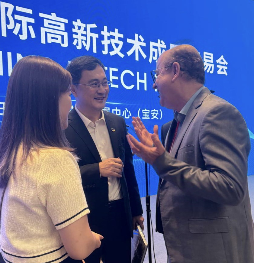 Na China, deputado participa da 26ª Feira da Alta Tecnologia em Shenzhen.