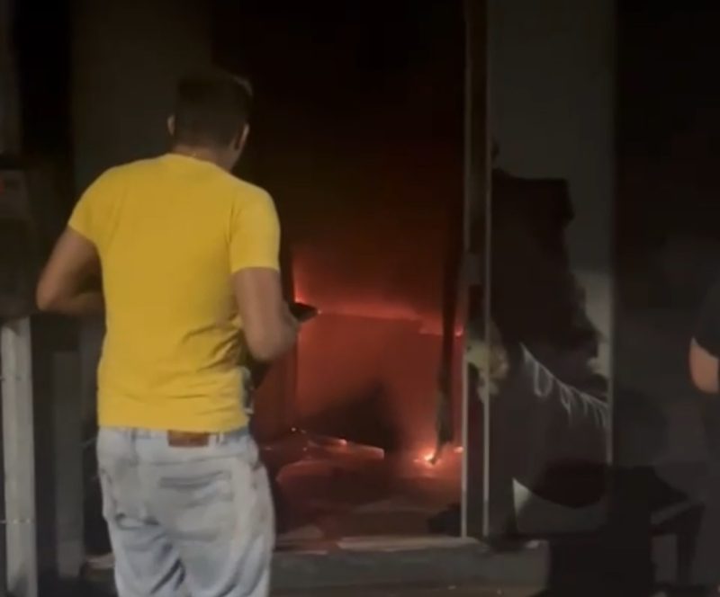 Vídeos mostram barbearia incendiada por esposa ‘enfurecida’ em Rondonópolis; assista