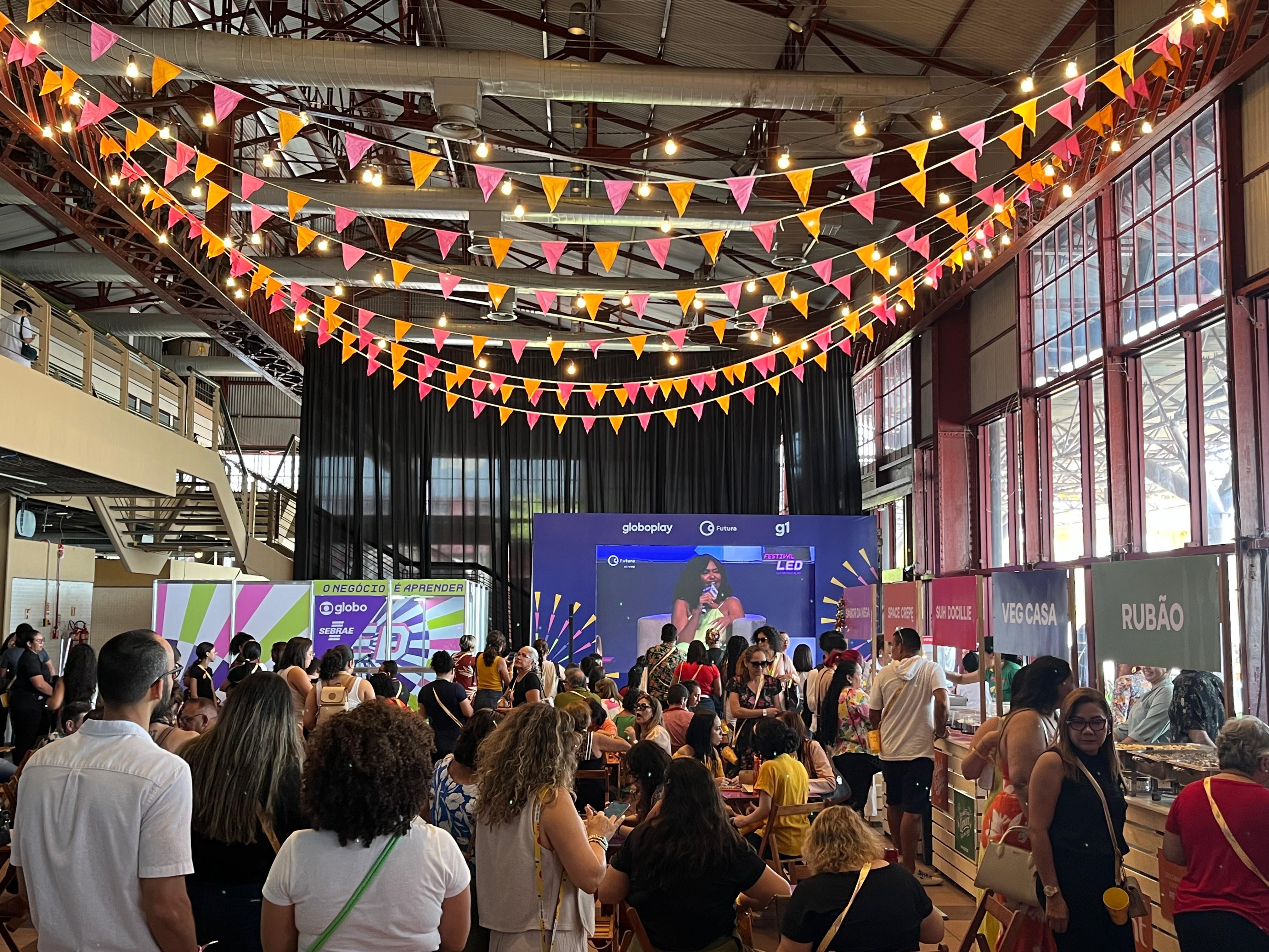 Festival LED Belém reúne milhares de estudantes e tem dueto entre Dona Onete e Gaby Amarantos; VÍDEOS