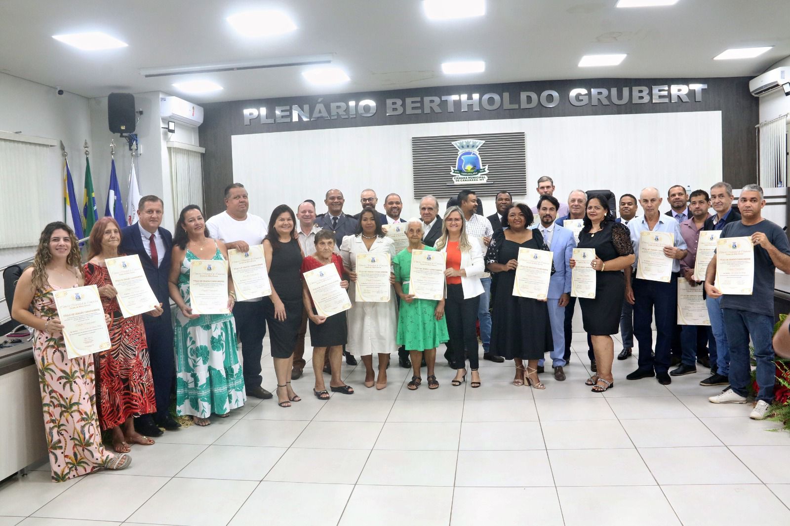 Em sessão solene, 22 pessoas receberam o título de Cidadão Canaranense