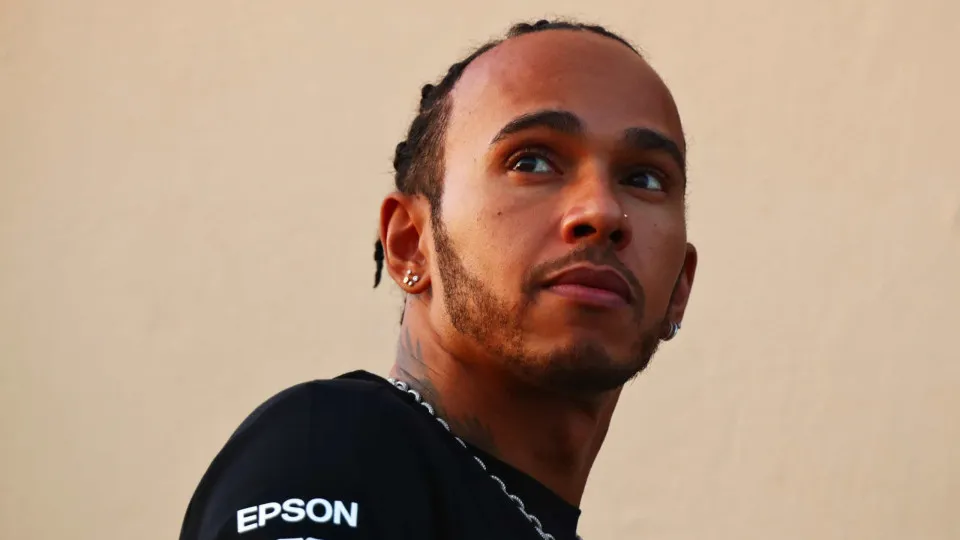 Hamilton inicia oficialmente trabalhos na Ferrari para 2025: 'Uma nova era'