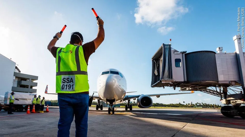 Passageiro de 67 anos morre ao cair de escada em desembarque de avião no interior de SP