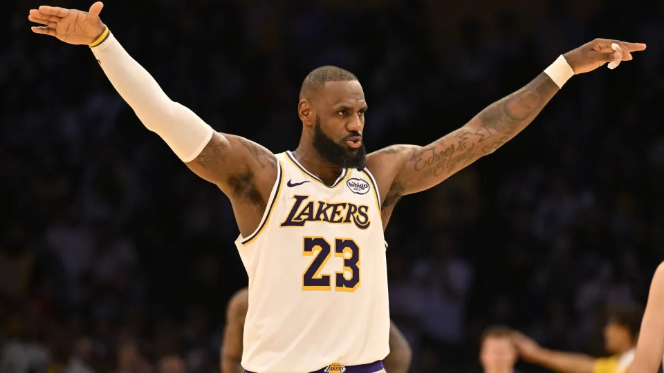 LeBron James anota 'triple-double', iguala Karl Malone e lidera vitória dos Lakers na NBA