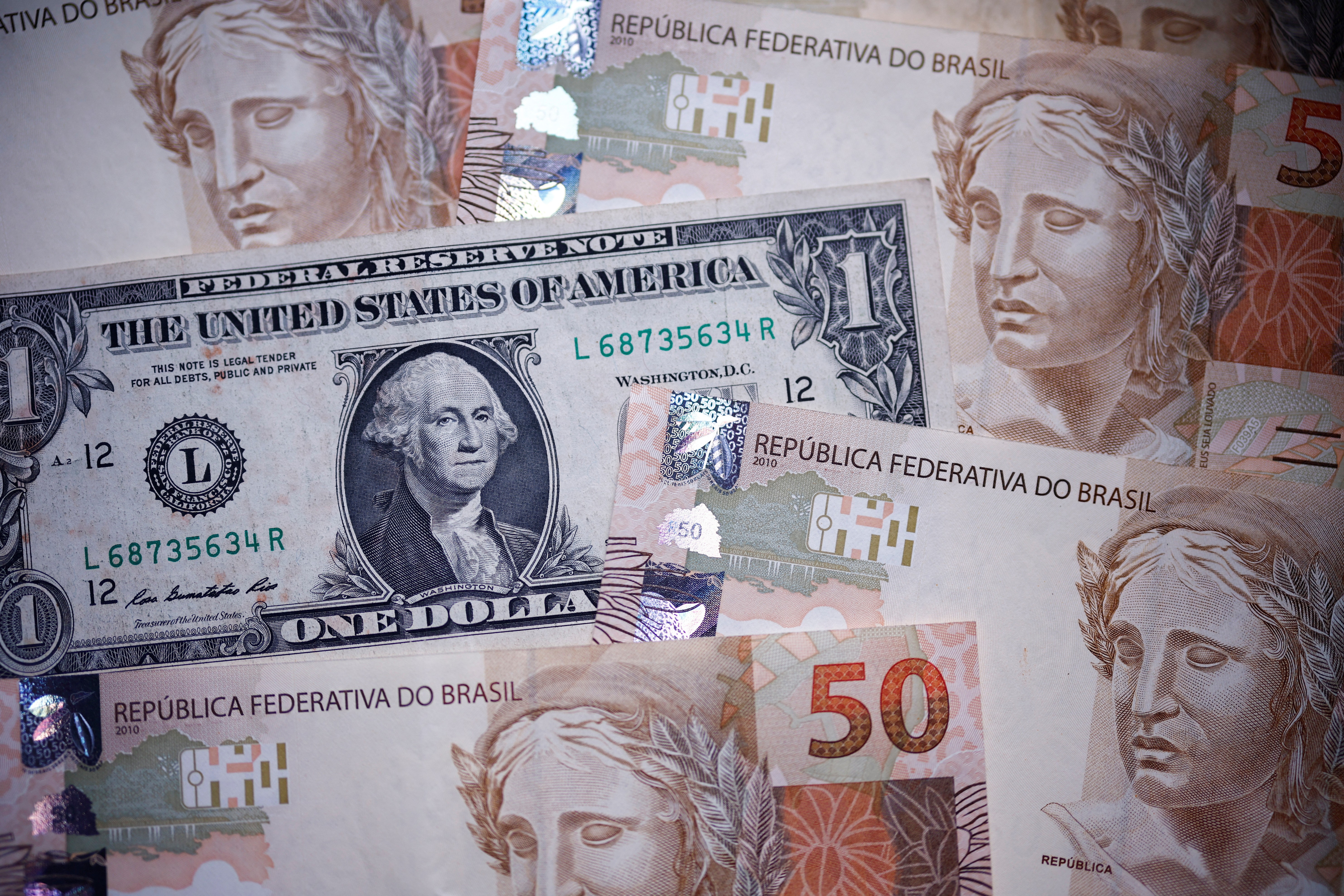 Dólar abre em alta com mercado de olho em Trump e na expectativa por decisões de juros