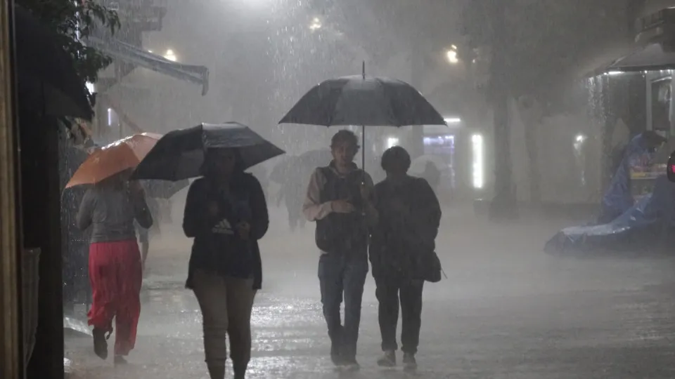 Semana começa com alerta da Defesa Civil para fortes chuvas em São Paulo