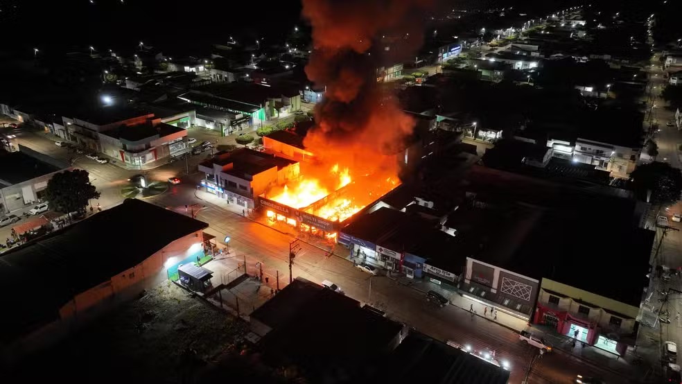 Incêndio de grandes proporções atinge lojas de calçados e variedades em Paranatinga