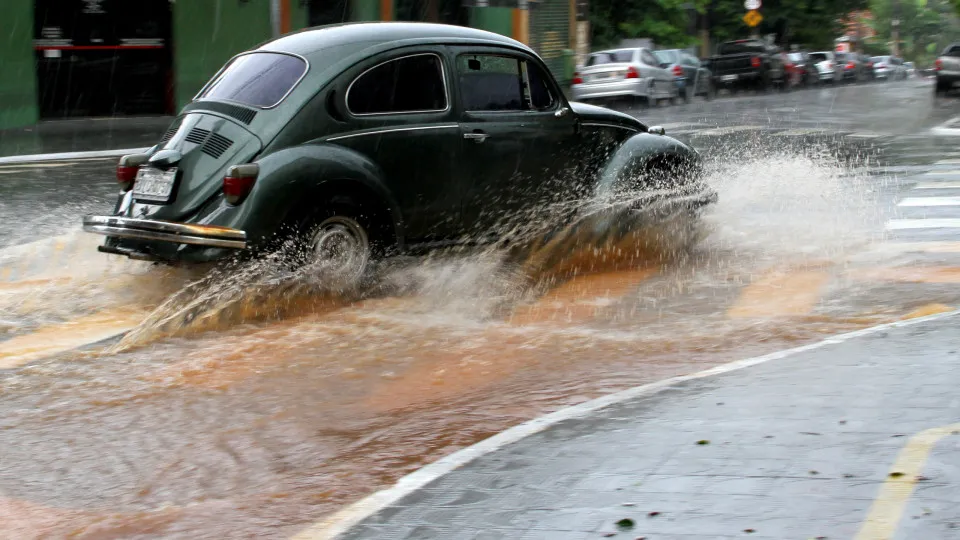 Mais de 600 cidades estão sob alerta para temporais e ventanias em MG