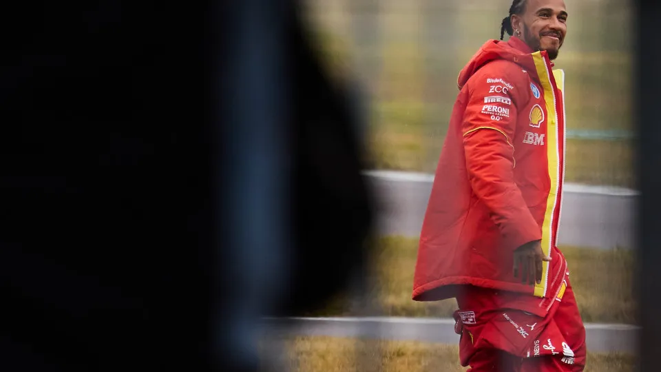 Hamilton bate em muro de proteção em teste com a Ferrari, mas não se machuca, diz site