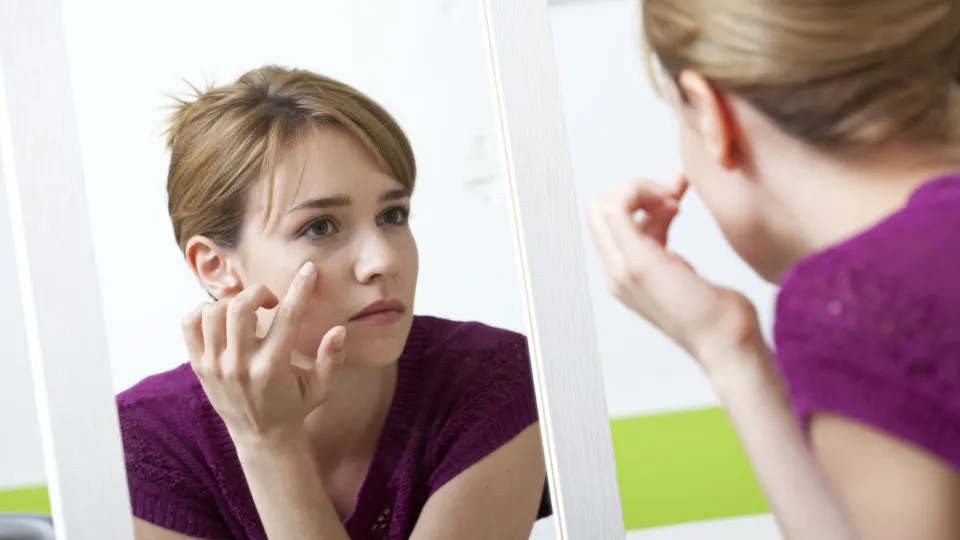 Como reduzir o inchaço nos olhos ao acordar, segundo especialista