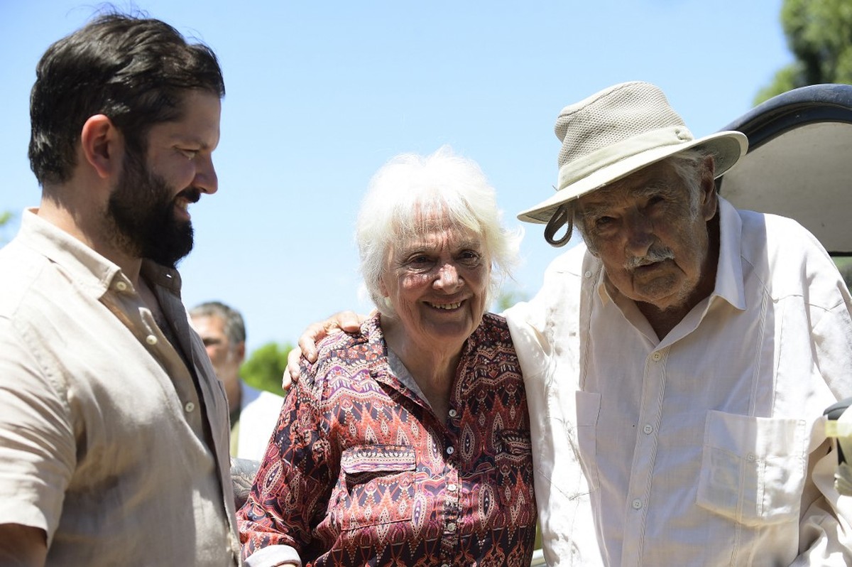 Pepe Mujica recebe presidente do Chile em casa e planta árvore após anunciar que parou tratamento contra o câncer