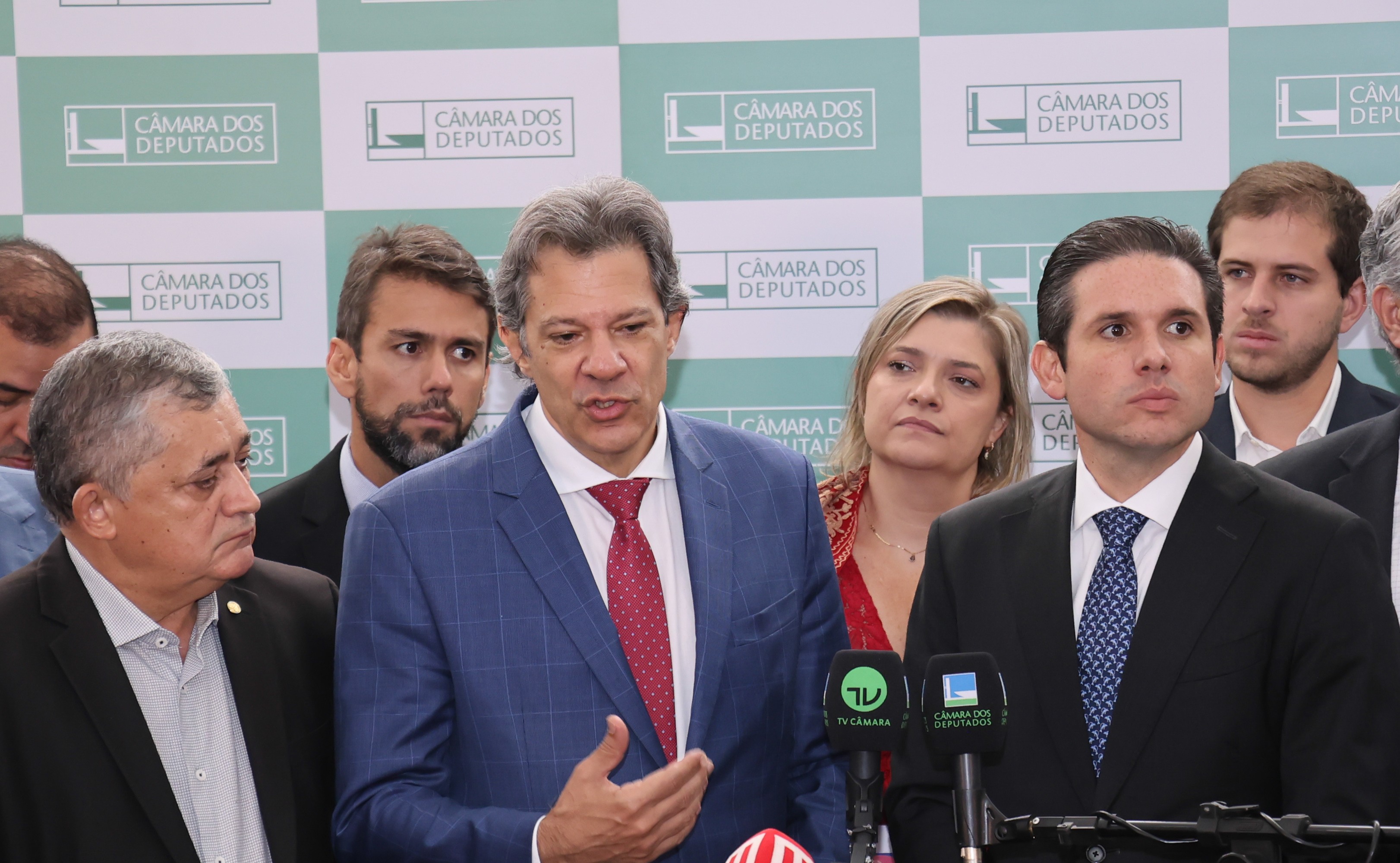 Haddad entrega a Hugo Motta lista com 25 projetos prioritários para a economia do país; veja lista