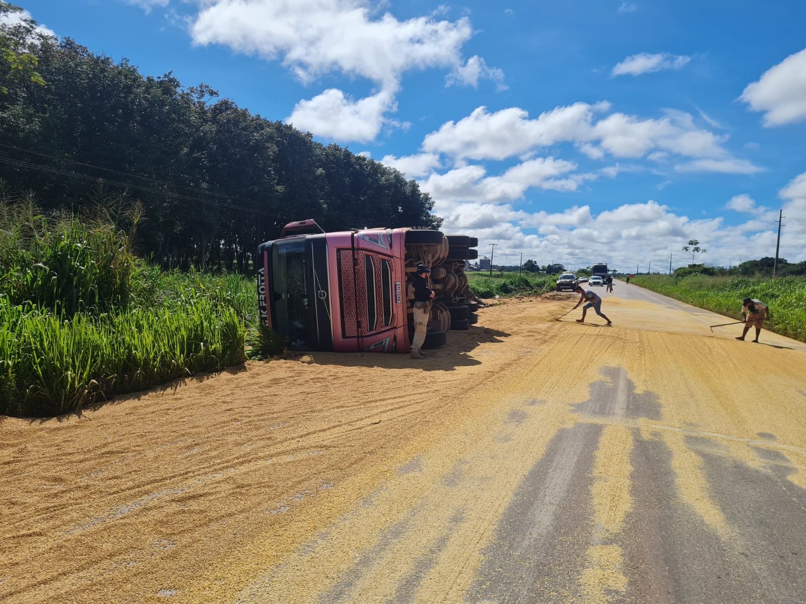 Imprudência na BR-163: Carreta Tenta Ultrapassagem Perigosa e Capota