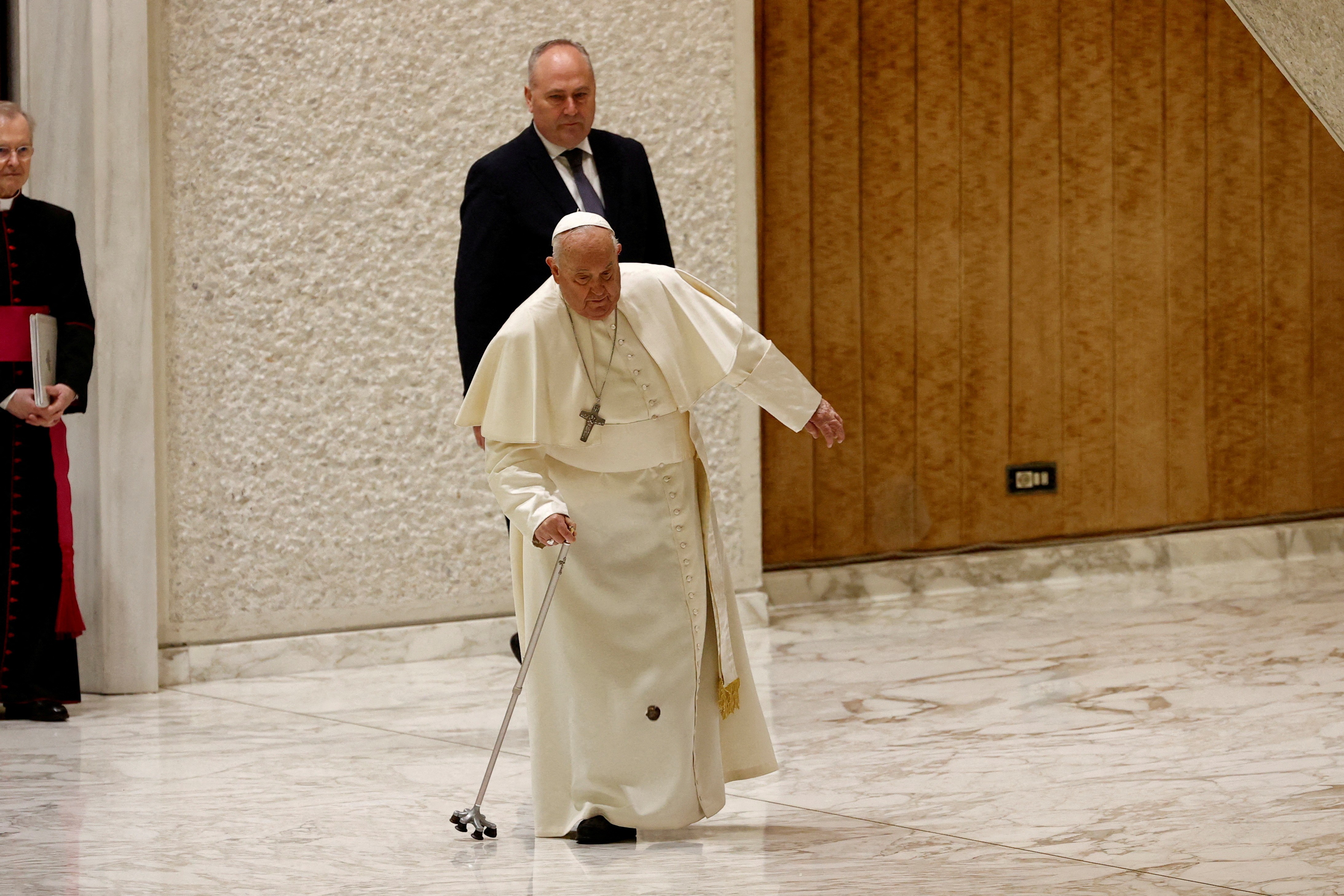 Internado para tratar bronquite, papa Francisco passa noite tranquila e febre diminui, diz agência