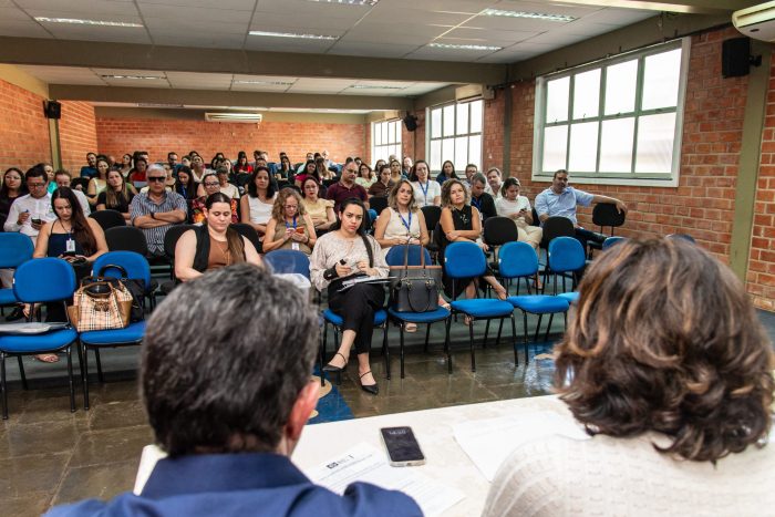 Secretária de Saúde participa de reunião com outros 18 municípios