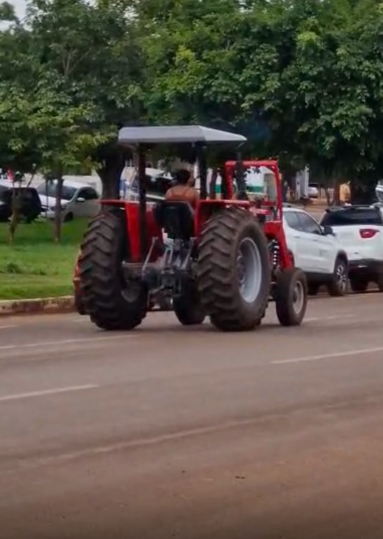 Mulher é presa em Canarana por furto de trator e ato obsceno em via pública