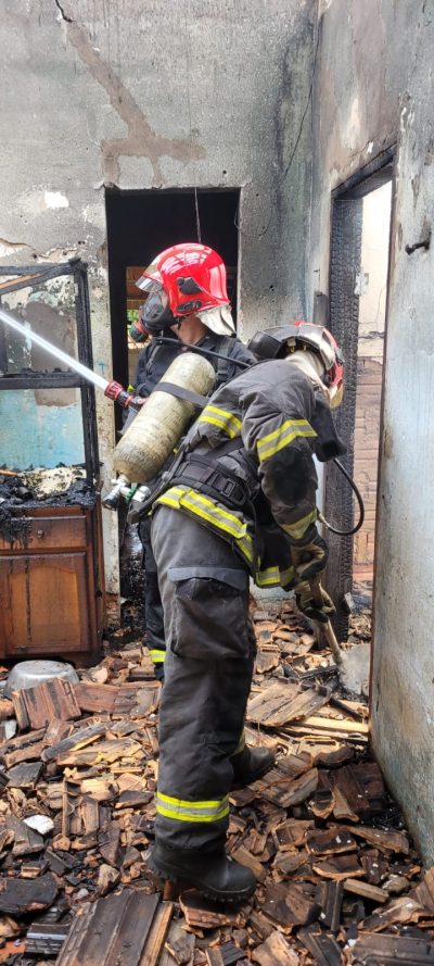 Casa é destruída por incêndio em Rondonópolis, e Bombeiros evitam tragédia maior; vídeo