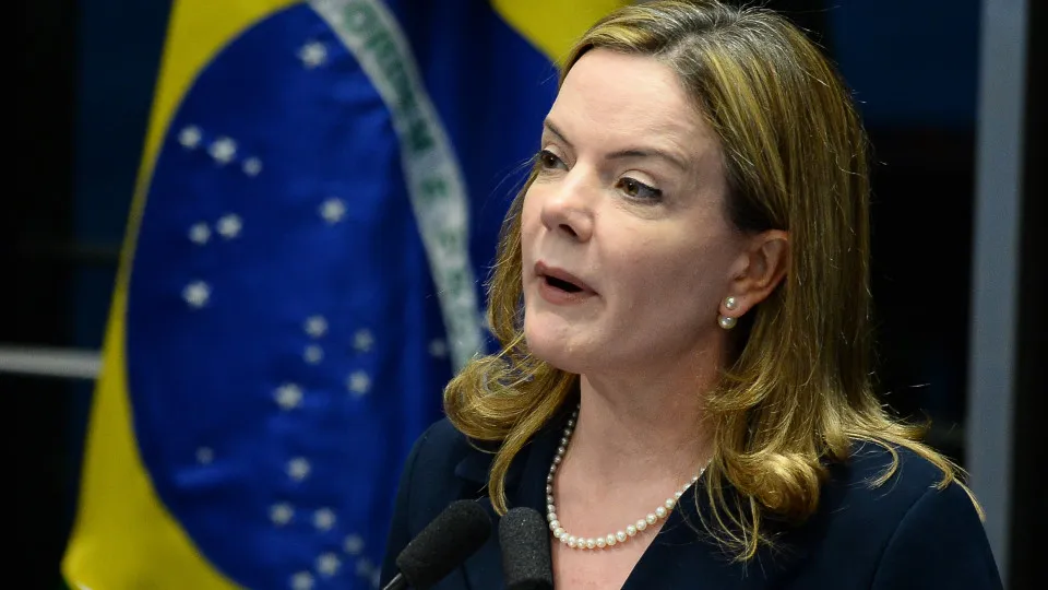 Gleisi Hoffmann assume ministério e promete 'ajudar' pauta econômica de Haddad