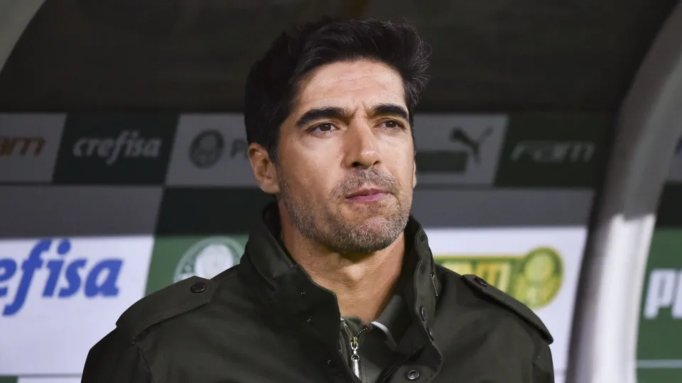 Abel Ferreira diz que pênalti para o Palmeiras foi bem marcado: 'Há uma obstrução clara'