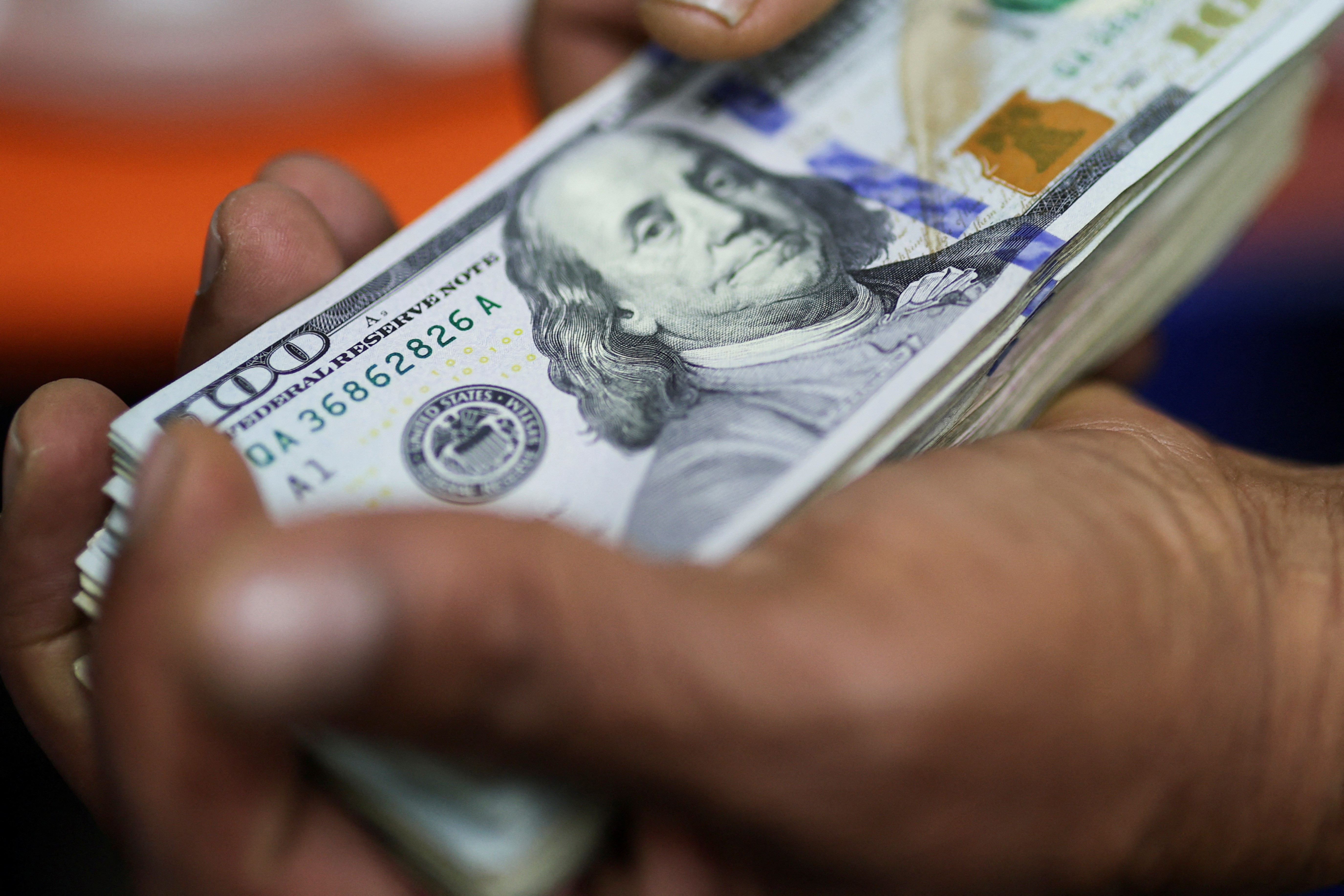 Dólar opera em queda, com mercado atento a novos anúncios de Trump; Ibovespa cai