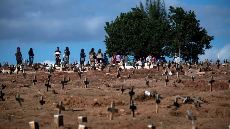 Número de mortes por Covid no Brasil ainda é alto e se equipara à queda de 6 Boeings em 2025