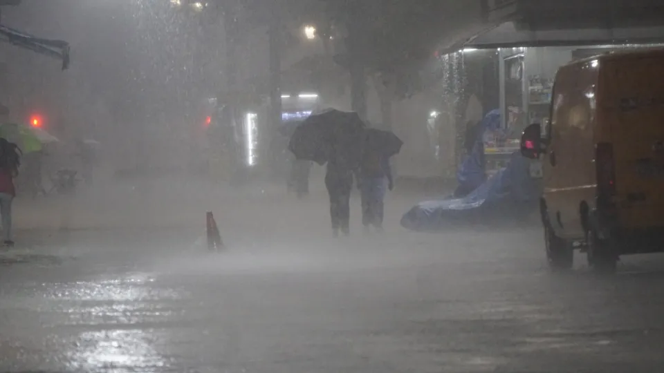 Temporal em SP derruba 158 árvores, mata 1 e deixa 173 mil sem luz