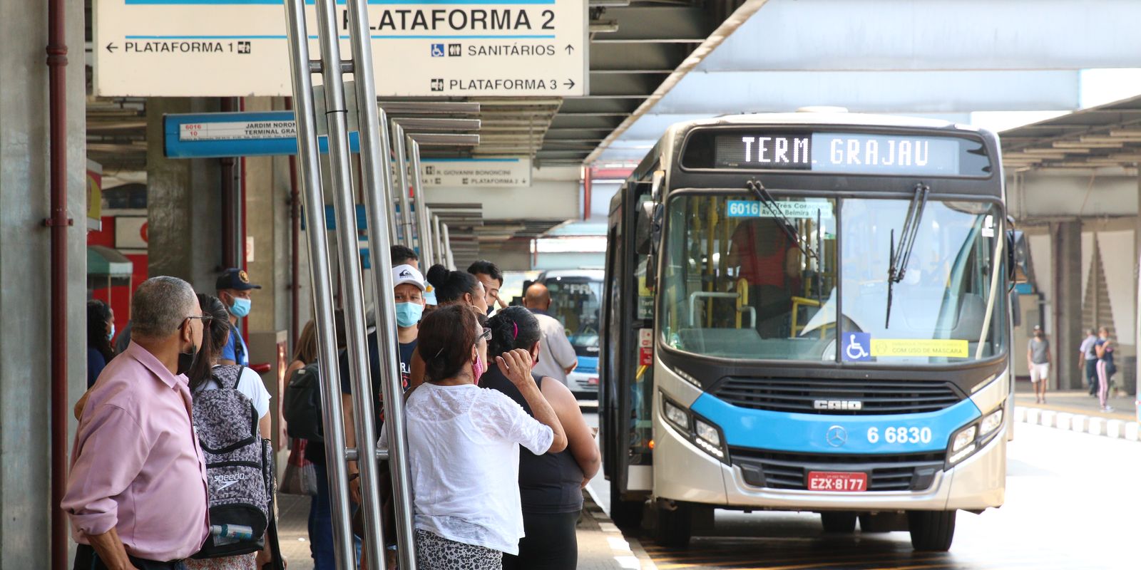 Setor de serviços recua 0,2% em janeiro, influenciado por transportes