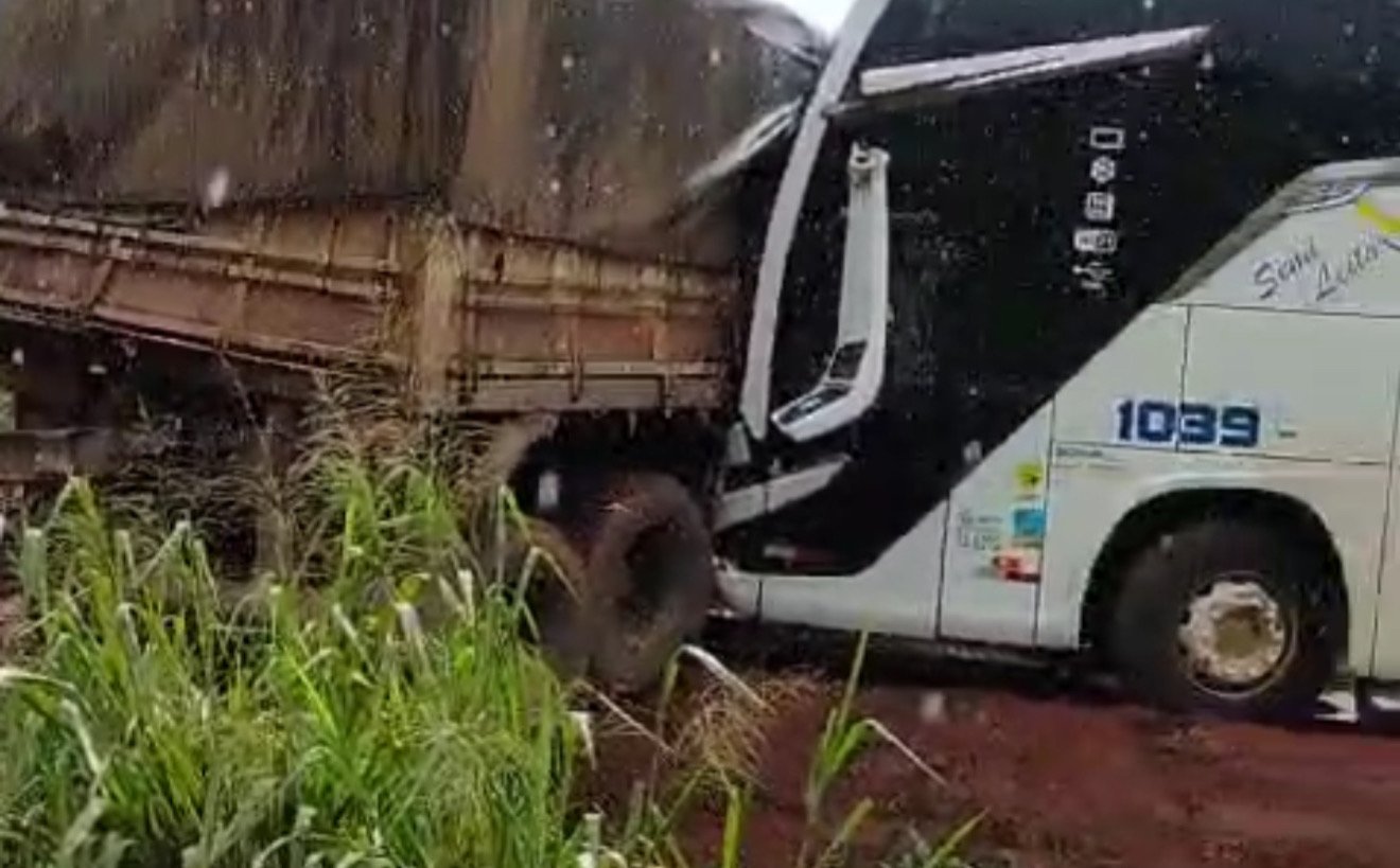 Acidente Entre Ônibus e Carreta em Miritituba Causa Congestionamento