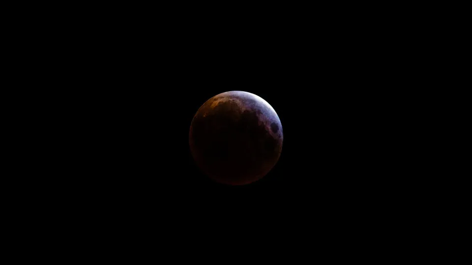 Eclipse total da Lua encanta quem madrugou nesta sexta-feira; fotos