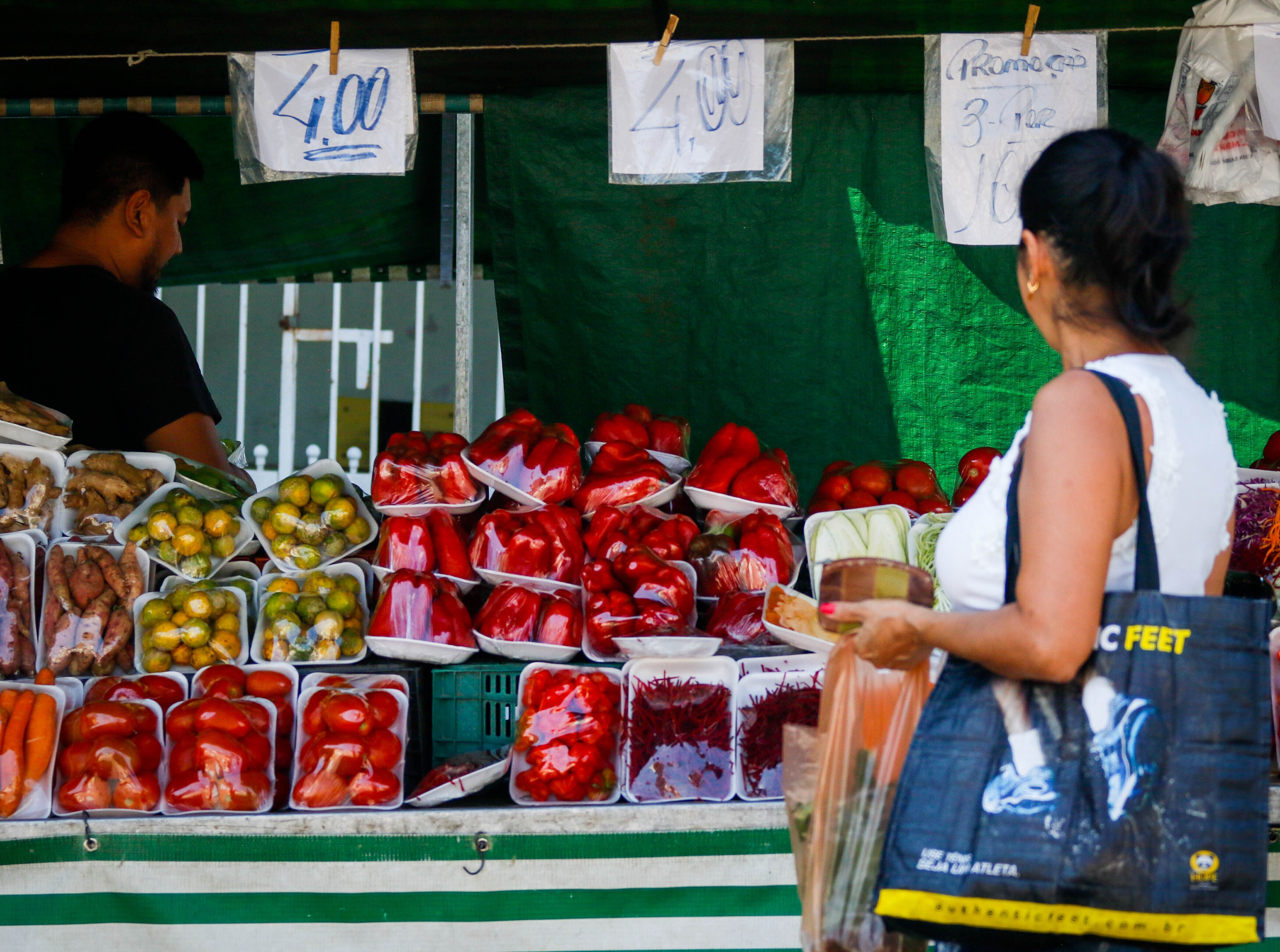 Órgão do governo aprova zerar impostos para alimentos importados; já vale a partir desta sexta