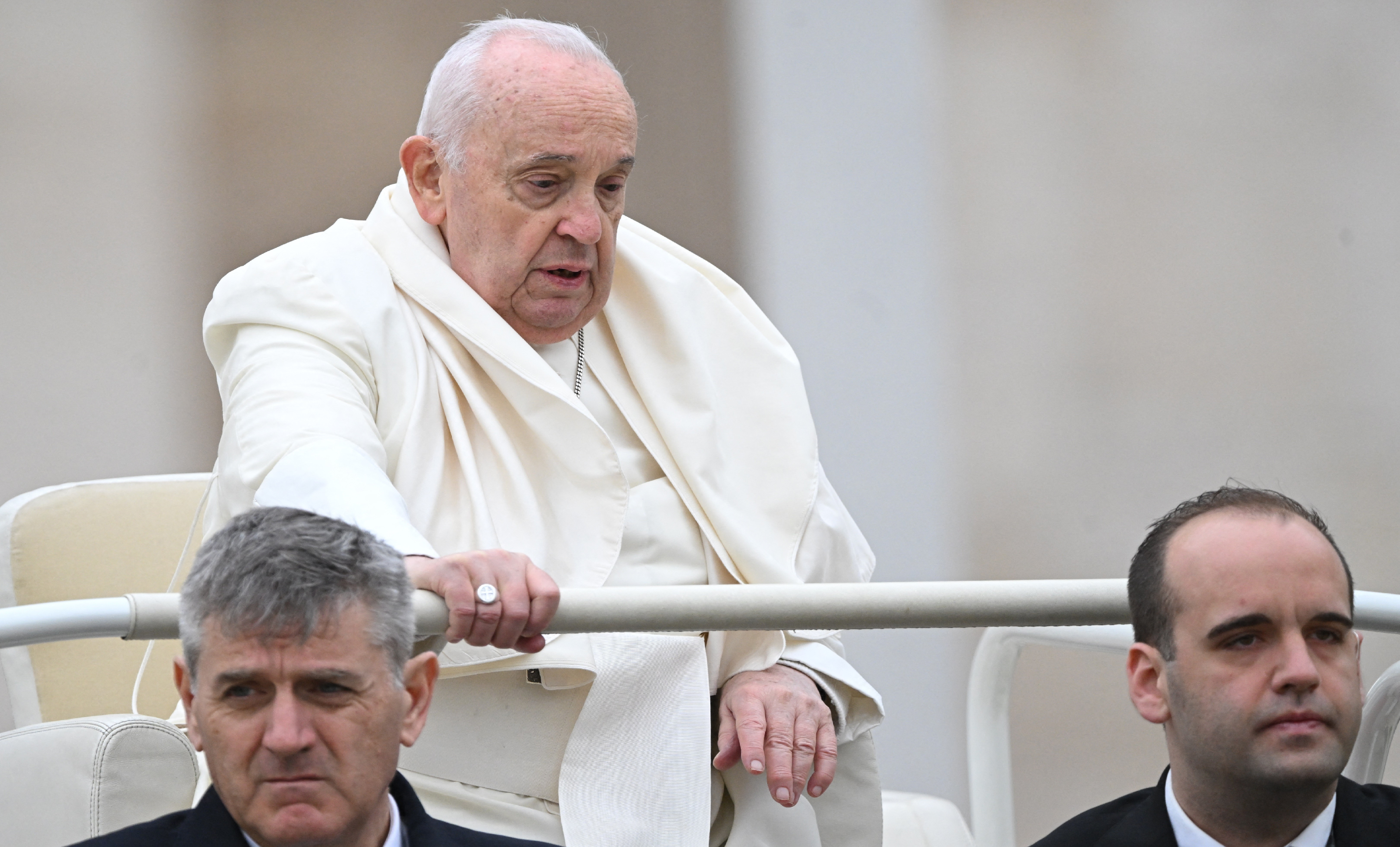 Há um mês hospitalizado, papa Francisco diz em mensagem que vive momento de 'provação'