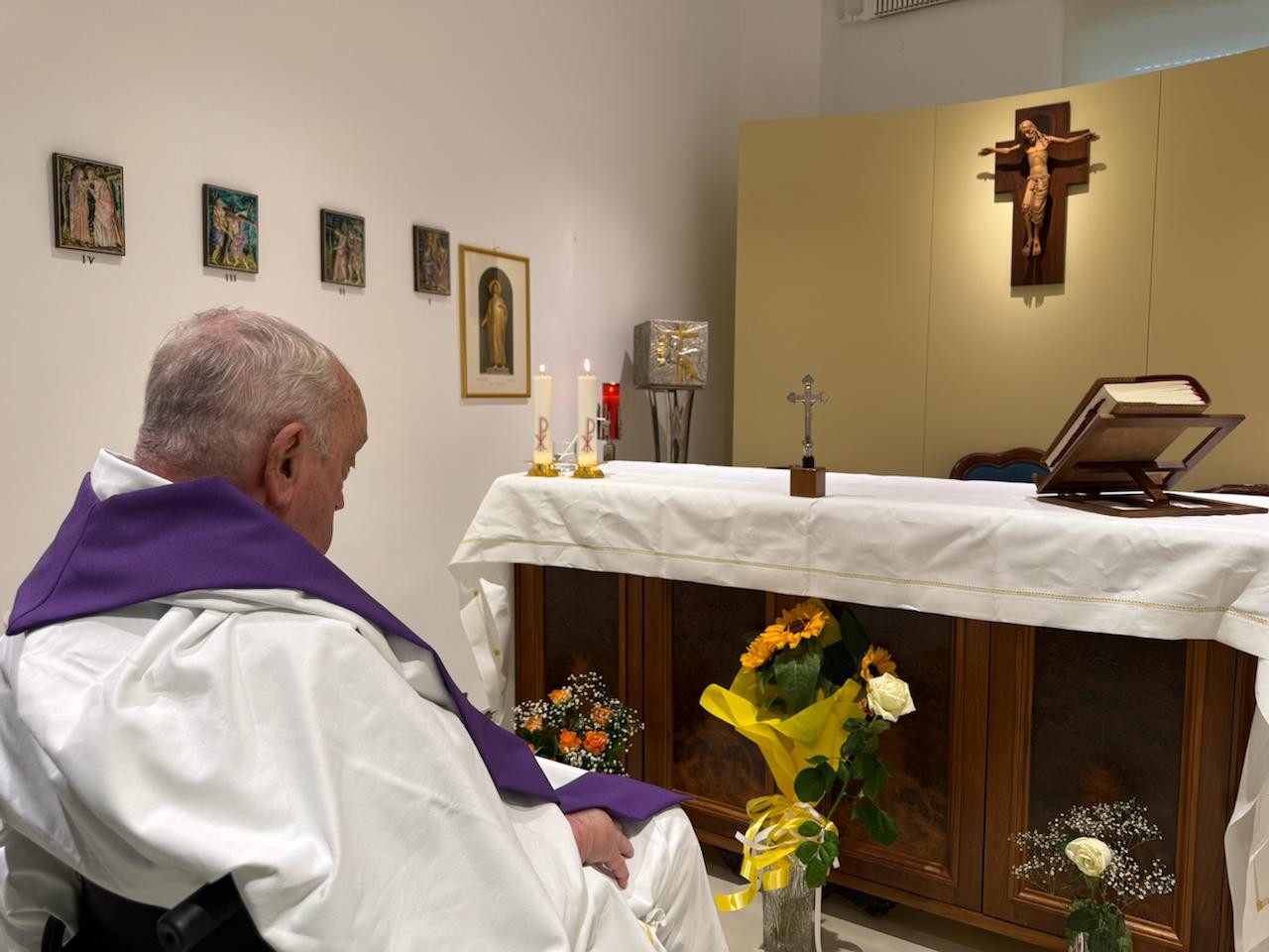 Vaticano divulga foto do Papa Francisco celebrando missa em hospital após um mês internado